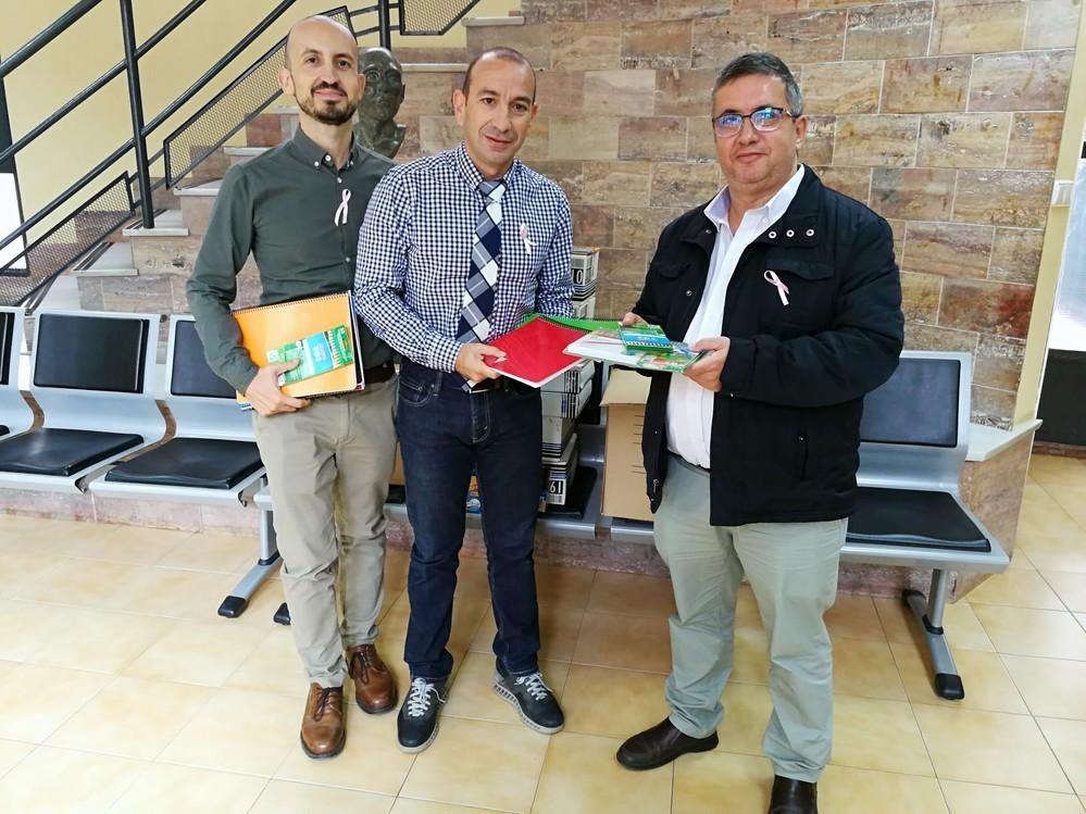Cs El Ejido entrega a Servicios Sociales del Ayuntamiento el material escolar recogido en su campaña #DibujamosSonrisas