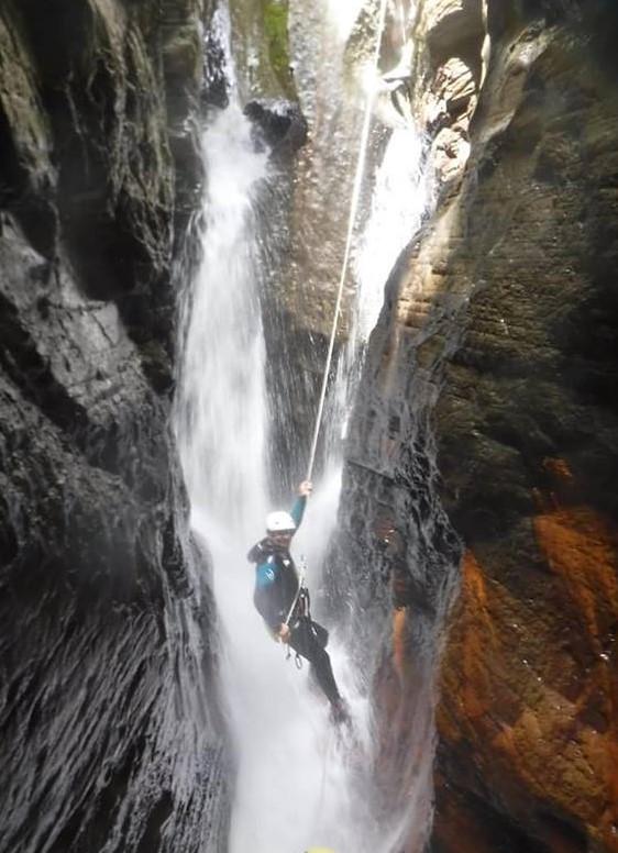 Una veintena de personas en Adra se aventuran a practicar barranquismo