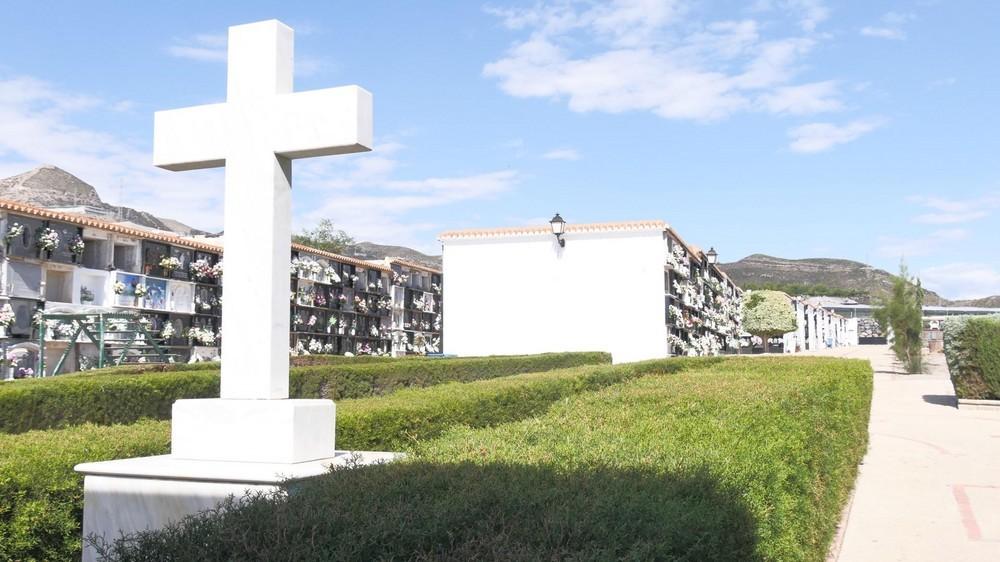 Adra prepara el Cementerio Municipal para el Día de Todos los Santos