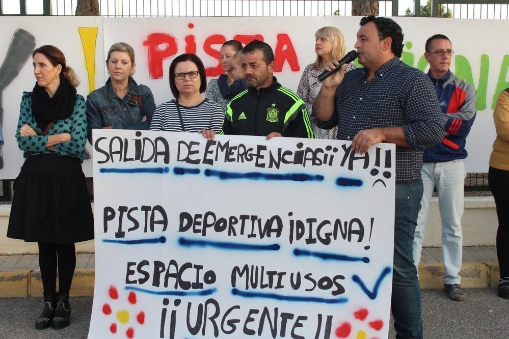 El AMPA DEL CEIP Trébol del Colegio de San Agustín se concentra a las puertas del centro bajo el lema ‘Por un colegio digno sin peligro para nuestro niños’