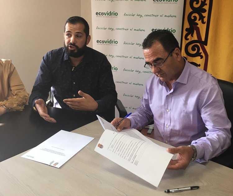 La Mojonera y Ecovidrio acuerdan aumentar el número de contenedores de vidrio y reforzar la concienciación