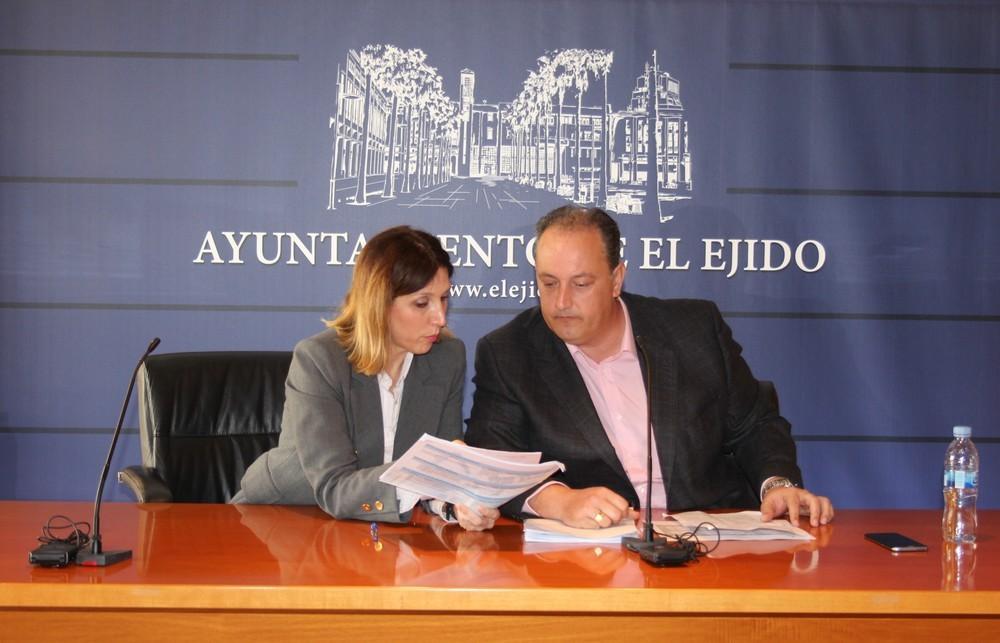 Rivera acusa al PSOE de “mentir” a los vecinos de Almerimar y le recuerda que el Ayuntamiento lleva años ofreciendo suelo docente