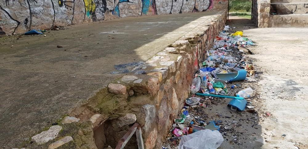 El parque de la Cañada de Ugíjar, en El Ejido, se acerca a la década de abandono