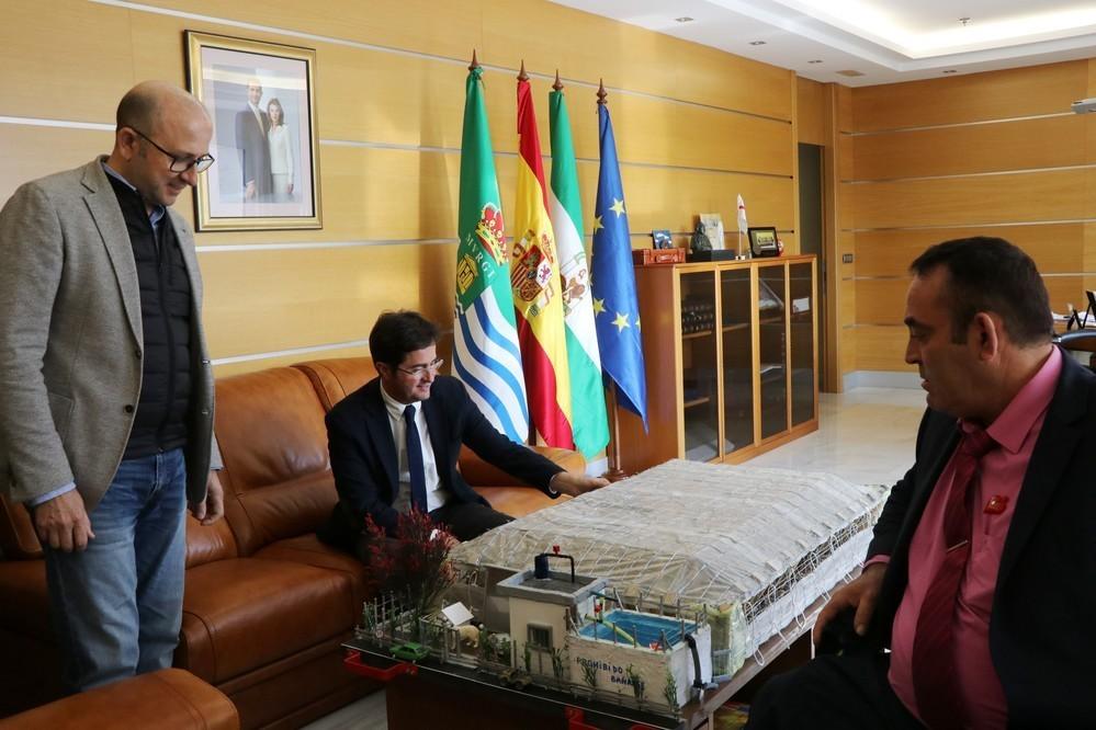 Un vecino de El Ejido cede al Ayuntamiento la maqueta de un invernadero tipo parral