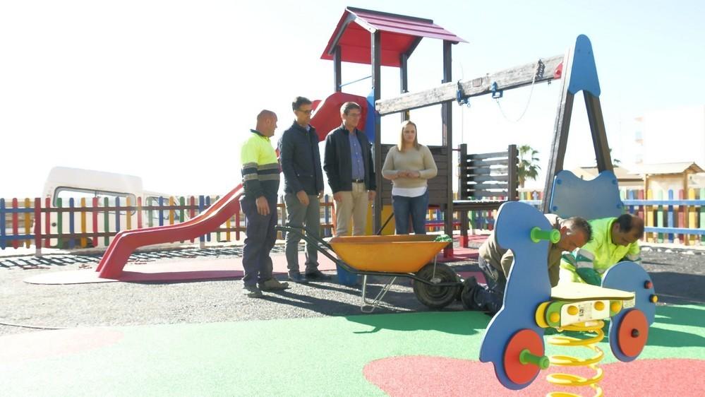 Nueva zona infantil y trabajos de adecuación para mejorar la Rambla de Bolaños  en Adra