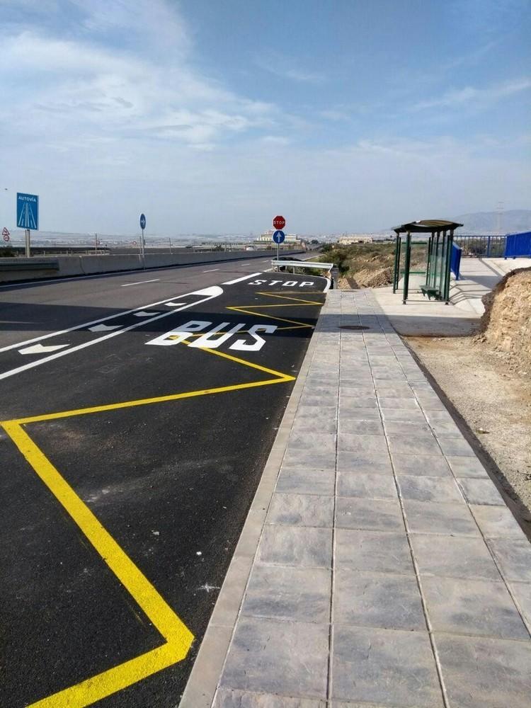 Los vecinos del barrio de San Nicolás  recuperan la parada del autobús del Consorcio de Transporte