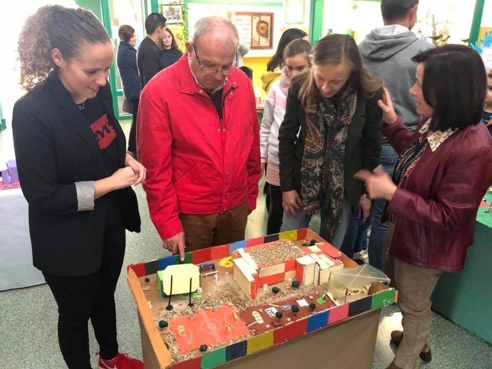 La delegada de Educación visita el CEIP José Saramago para conocer el colegio que sueña su alumnado