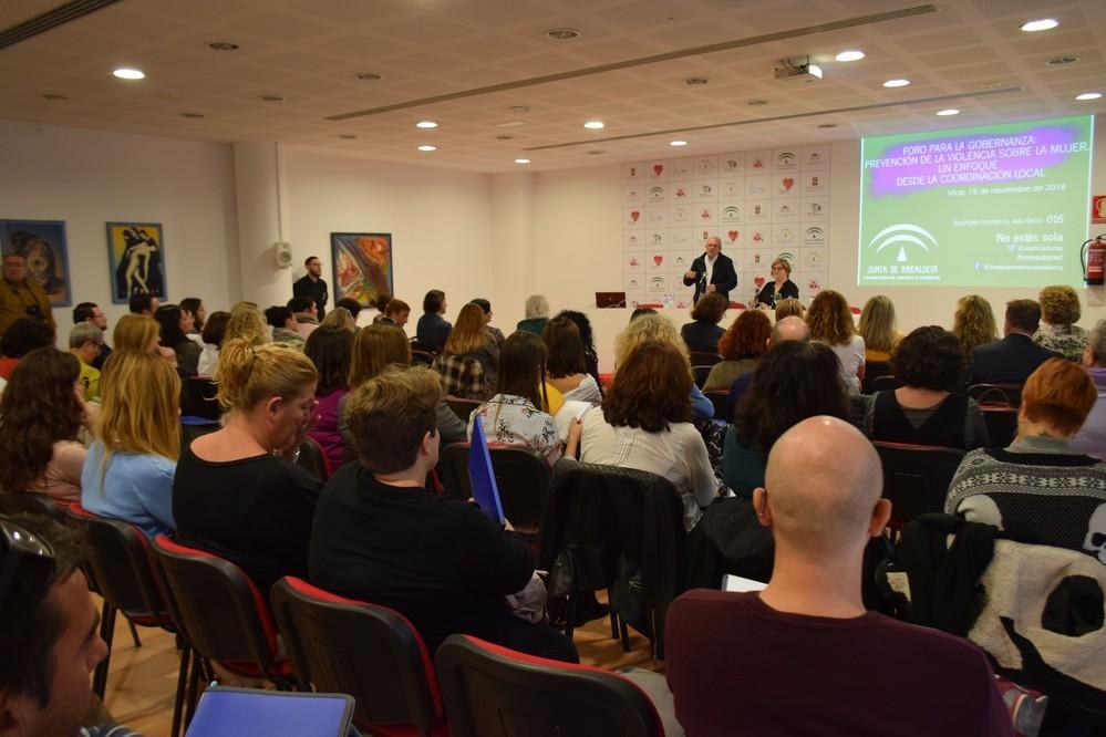 Cerca de un centenar de técnicas de la administración local  e integrantes de colectivos participan en Vícar en unas jornadas sobre violencia de género
