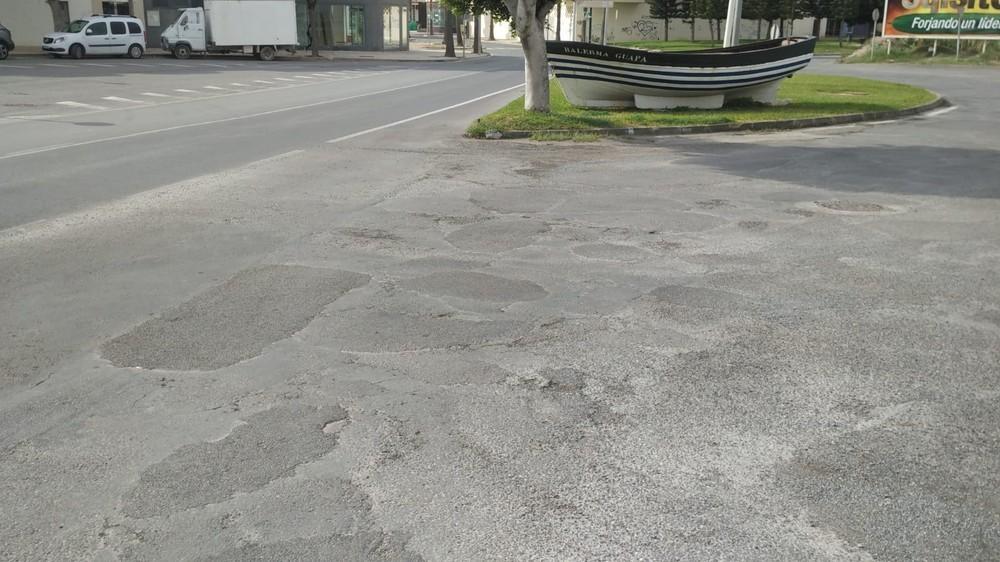 El PSOE de Balerma pide el reasfaltado de la glorieta que conecta las avenidas Príncipe Felipe e Hispanoamérica