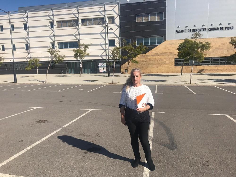 Cs Vícar exige al equipo de Gobierno explicaciones sobre la retirada de las placas de la fachada del Pabellón de Deportes