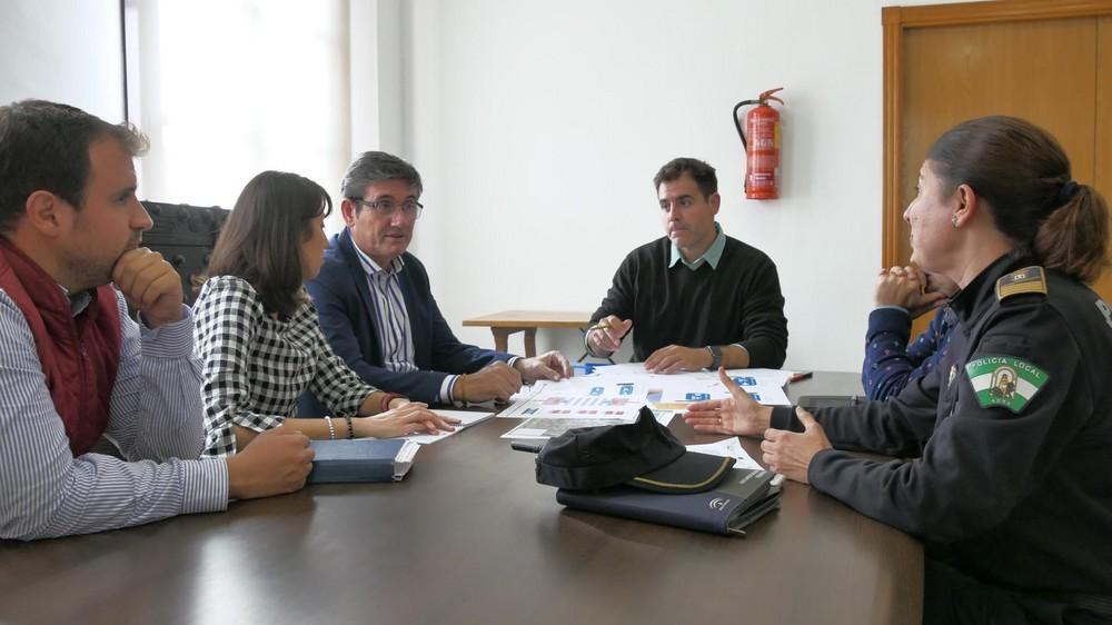 Adra comienza a definir los nuevos itinerarios para evitar colapsos de tráfico en los centros escolares