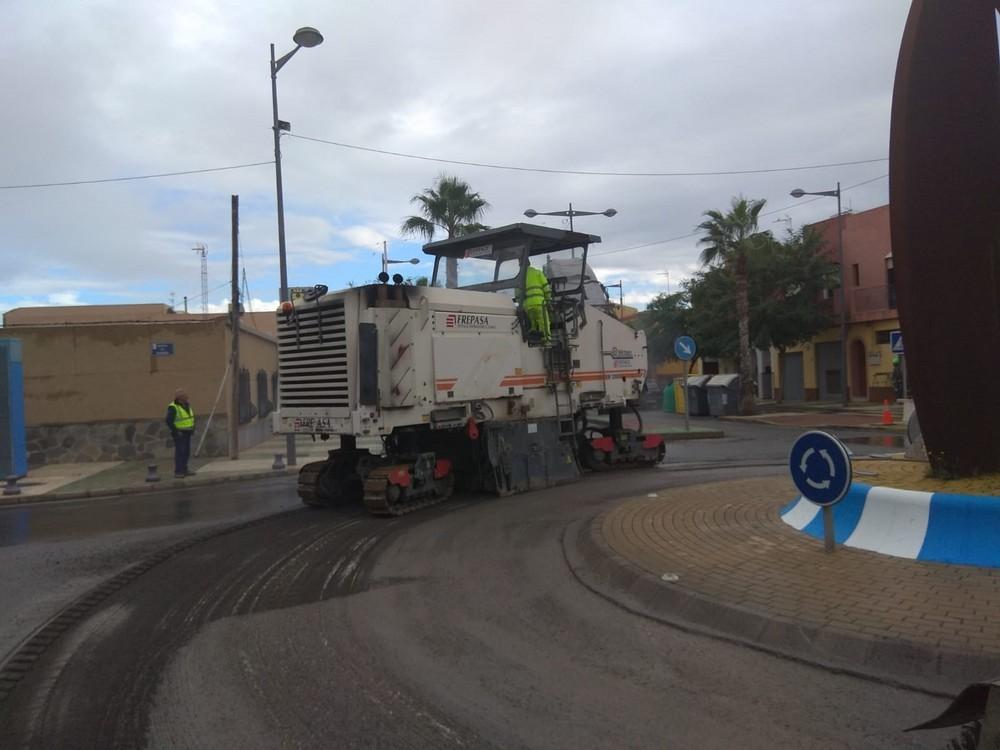 Comienzan los trabajos para la mejora del firme en la A-1050, en la travesía de La Mojonera