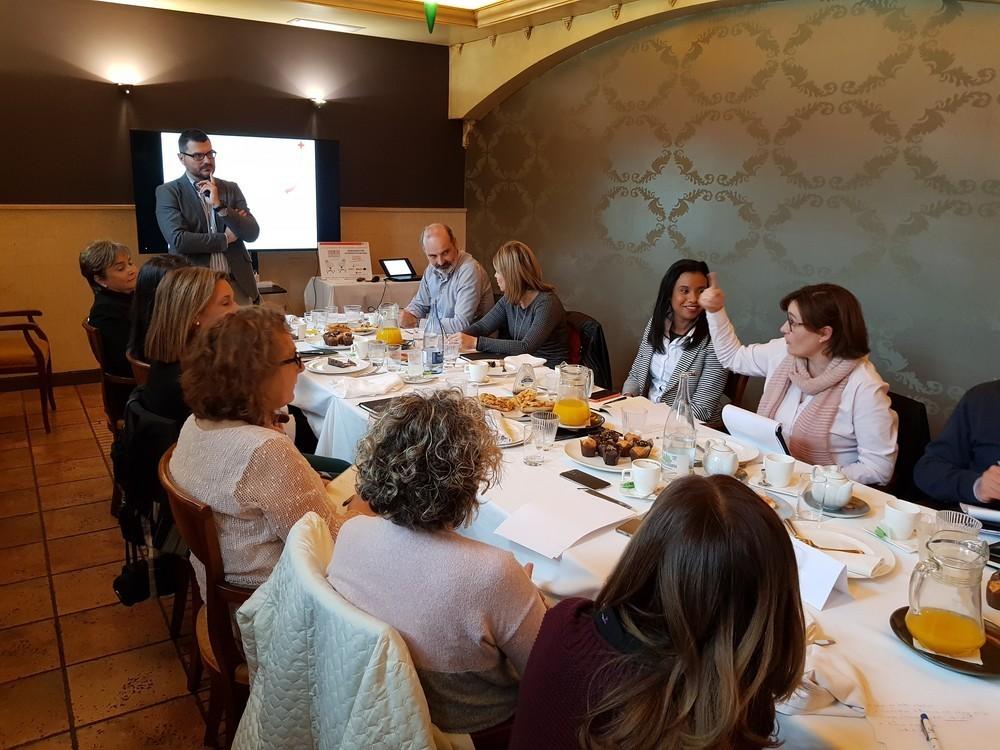 Cruz Roja y empresas hortofrutícolas celebran una mesa de diálogo para buscar perfiles dentro de su programa de formación y empleo