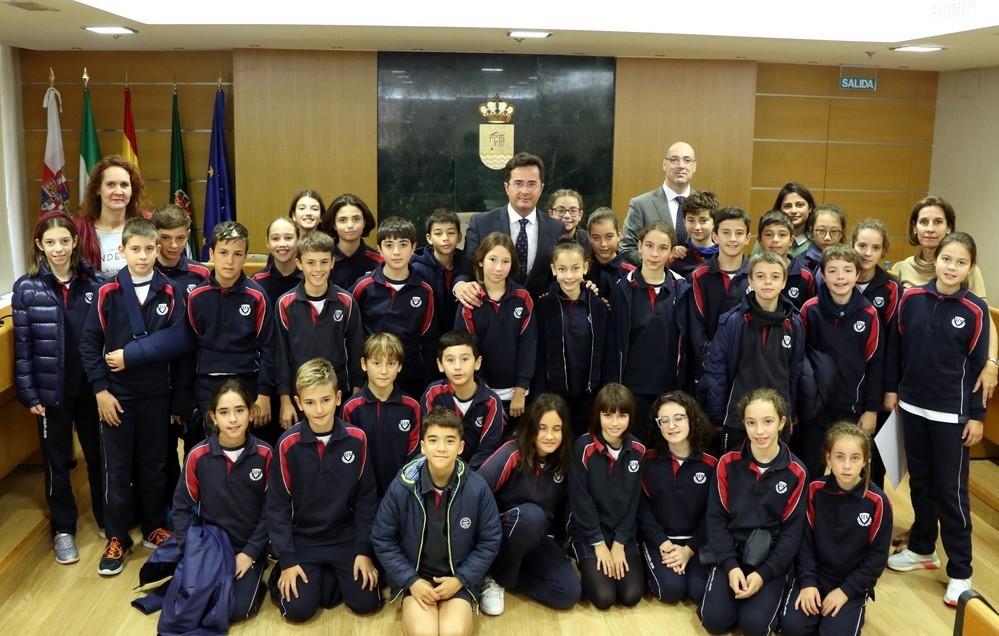 Los alumnos del SEK-Alborán conocen el funcionamiento de los distintos órganos de gobierno municipal de manos del alcalde