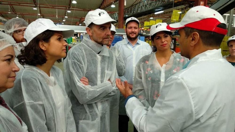 Los candidatos de Adelante Andalucía, Teresa Rodríguez y Antonio Maíllo, visitan la ejidense cooperativa S. Isidro Labrador