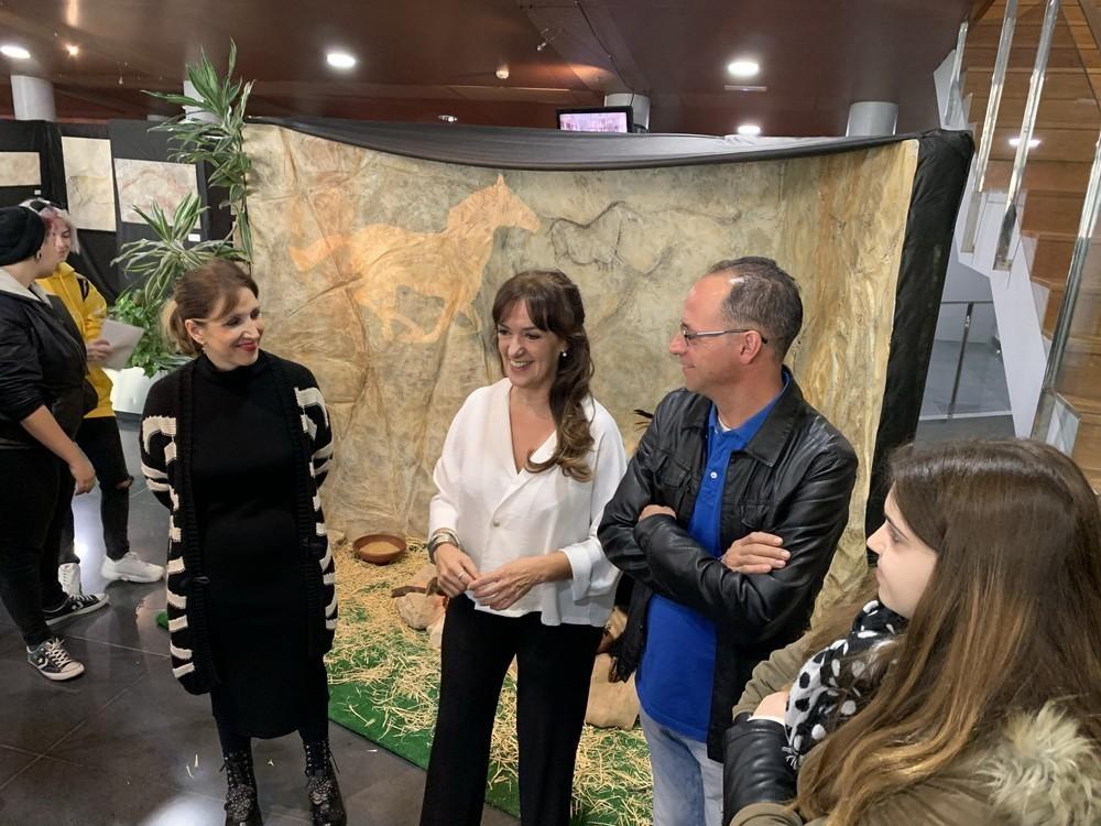 Una exposición en el Auditorio de El Ejido traslada al espectador al arte milenario de las cuevas a través de pinturas y tallados que ayudan a entender la prehistoria