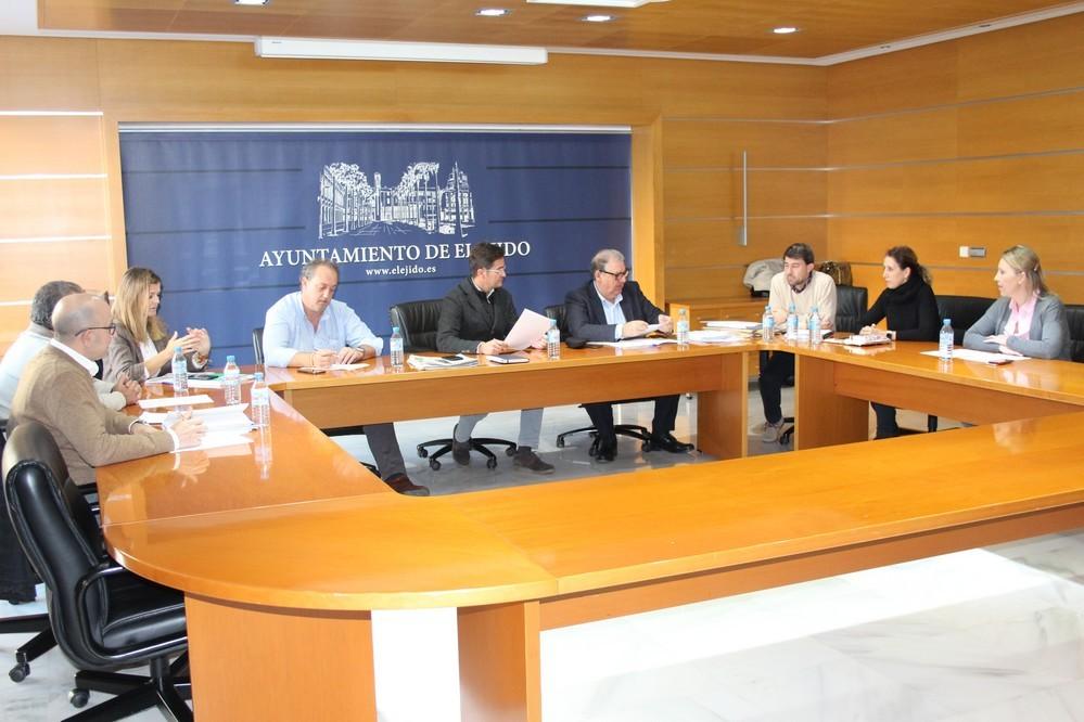 El gobierno local destina 100.000 euros al alquiler de maquinaria para obra para reforzar los servicios de reparación y mantenimiento de calles y espacios públicos