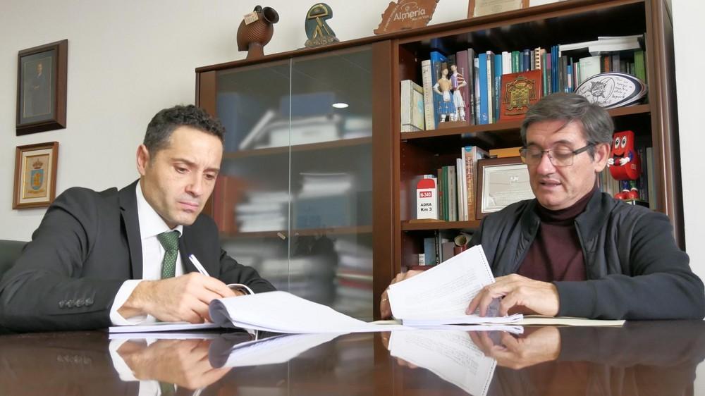 Ayuntamiento de Adra y Clece formalizan el modelo de gestión de la Piscina Municipal con nuevos servicios y más personal