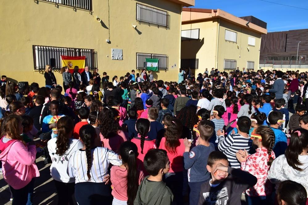 Los colegios de Vícar conmemoran el 40 aniversario de la Constitución con banderas, canciones y pancartas con sus artículos