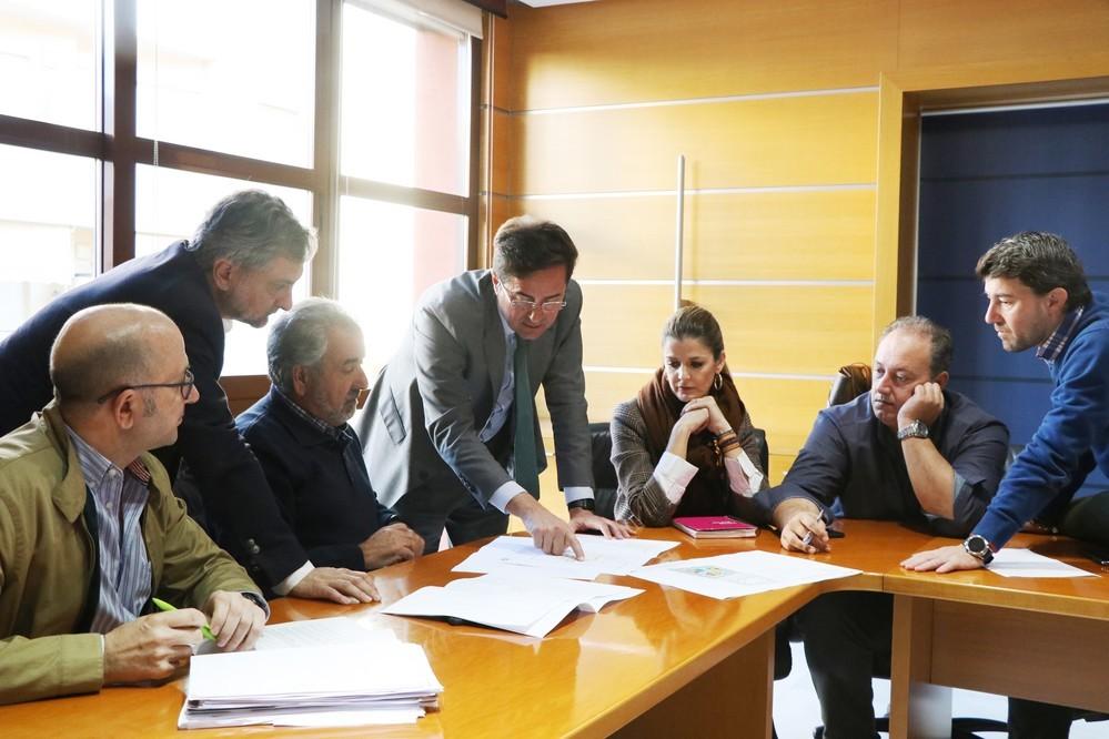 Las obras de la Plaza García Lorca entran en su recta final con la colocación del pavimento de seguridad y los juegos infantiles