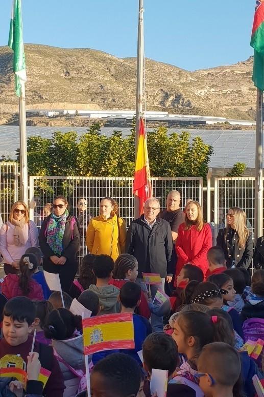 La delegada de Educación participa en los actos del CEIP Blas Infante de Vícar con motivo de Día de la Constitución