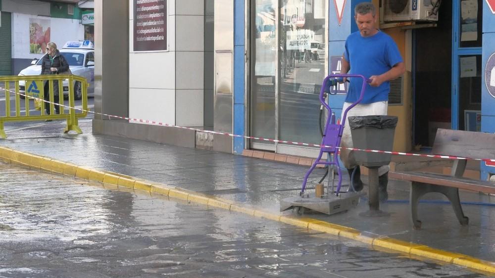 Ayuntamiento de Adra inicia trabajos de  limpieza exhaustiva y recuperación de acerado