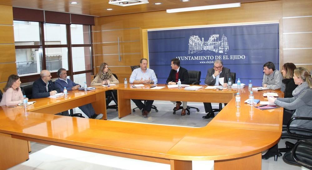 La Junta de Gobierno aprueba nuevas licencias para la rehabilitación de invernaderos y la adquisición de terrenos para la construcción de una rotonda en el Paraje El Treinta