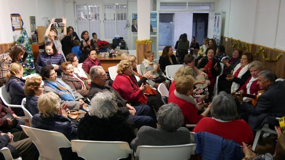 El PP de Adra realiza una recogida solidaria de juguetes y alimentos