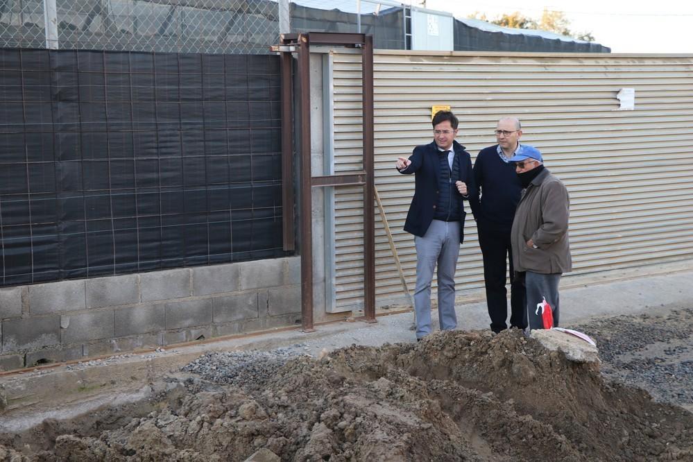 Entran en su recta final las obras de asfaltado del camino del Llano al Camping que favorecerán la circulación y mejorará los accesos a las fincas