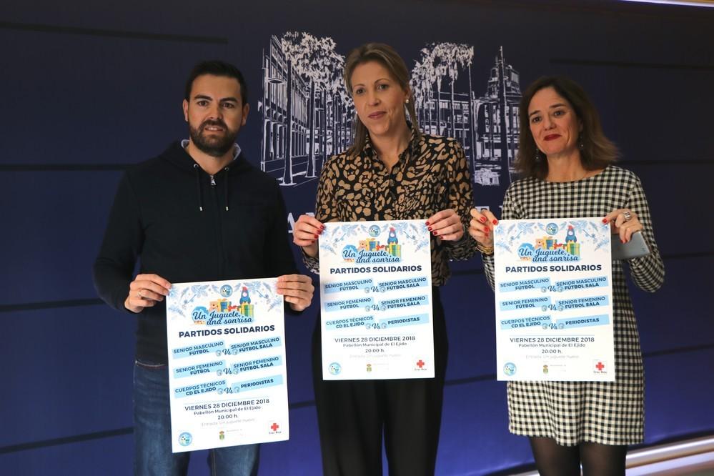 La campaña ‘Un juguete, una sonrisa’ aterriza en el Pabellón Municipal de Deportes de la mano del IMD, el CD El Ejido y Cruz Roja