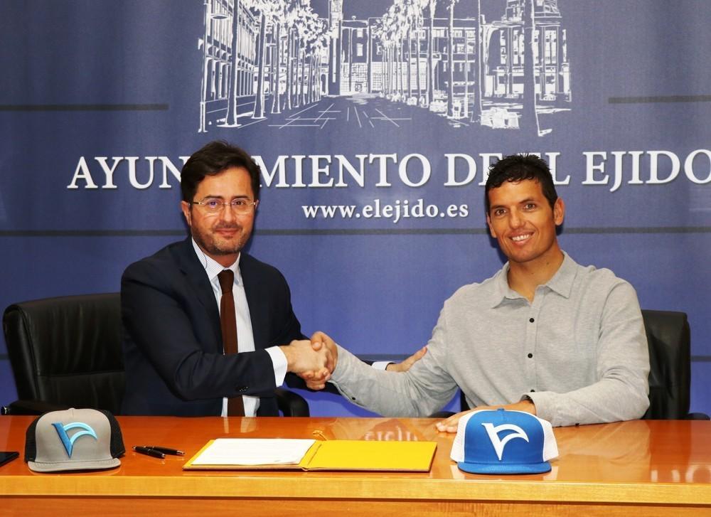 El alcalde y Víctor Fernández suscriben un convenio de colaboración de la primera prueba del Mundial de Windsurf Junior PWA 2019