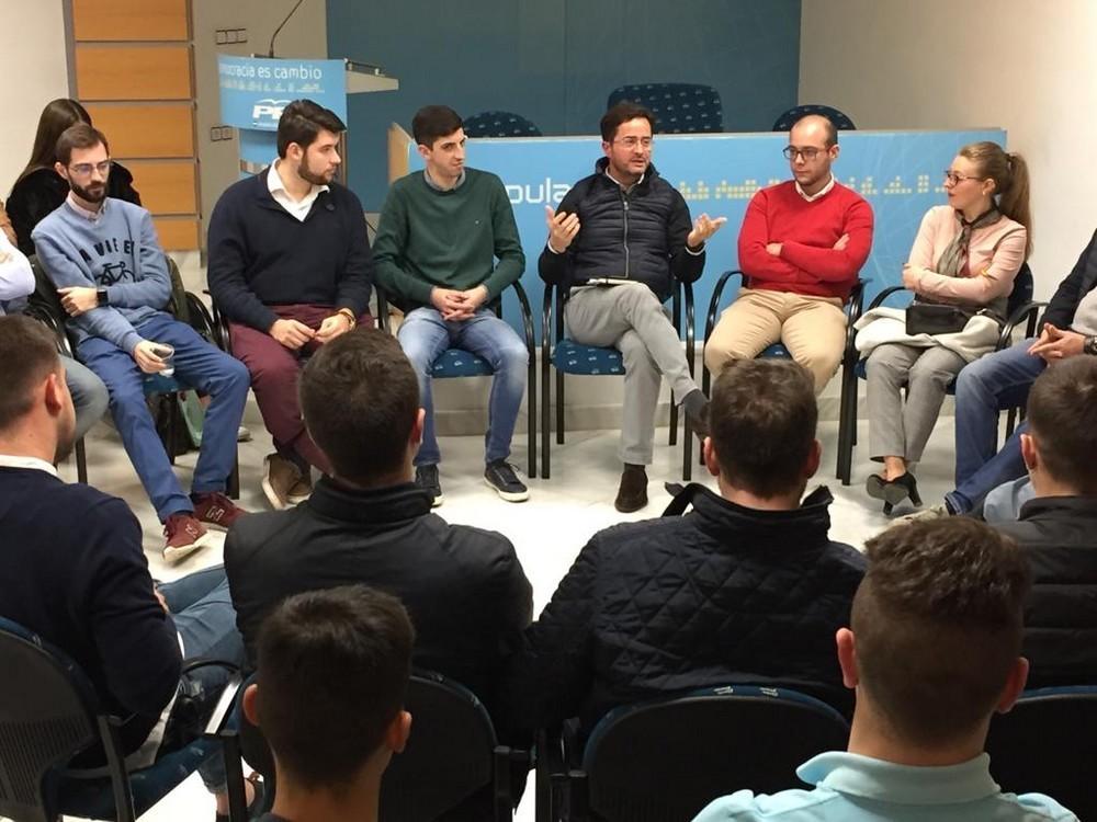 Góngora mantiene un encuentro con NNGG de El Ejido para despedir el año