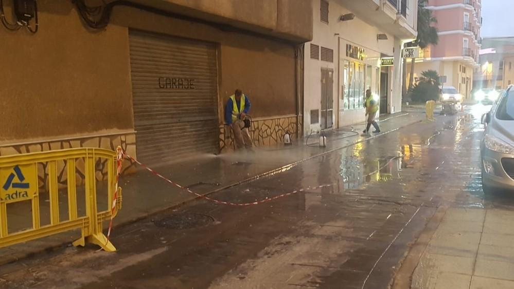 Concluyen los trabajos de limpieza y recuperación de acerado en varias vías de Adra