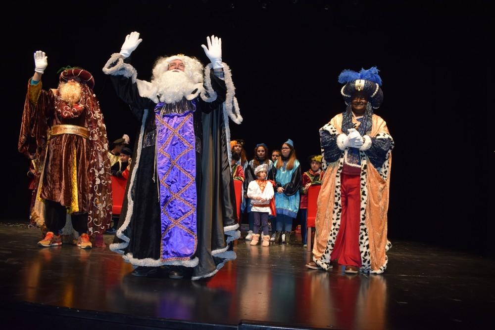 Los Reyes Magos llegaron a todos los rincones de Vícar repartiendo regalos e ilusión