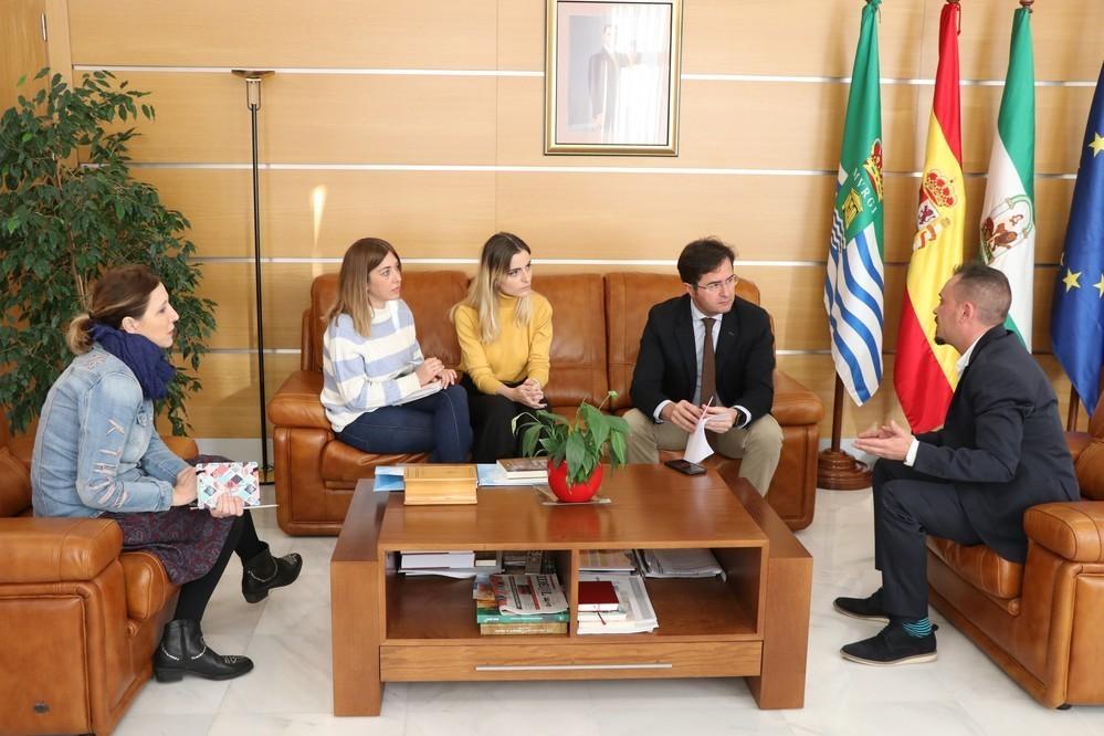 El alcalde de El Ejido recibe al director de ‘Letrame’ para conocer las fortalezas y debilidades del sector de la autoedición