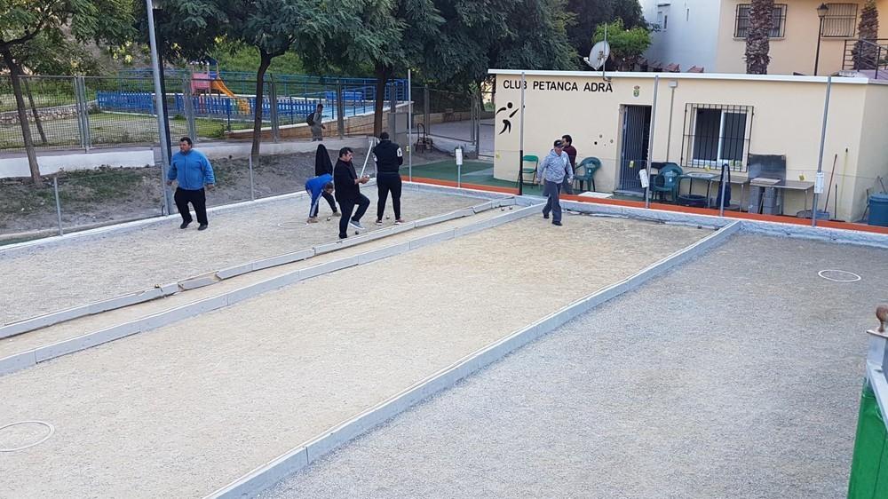 Trabajos de acondicionamiento en las pistas de petanca del Parque del Cercado en Adra