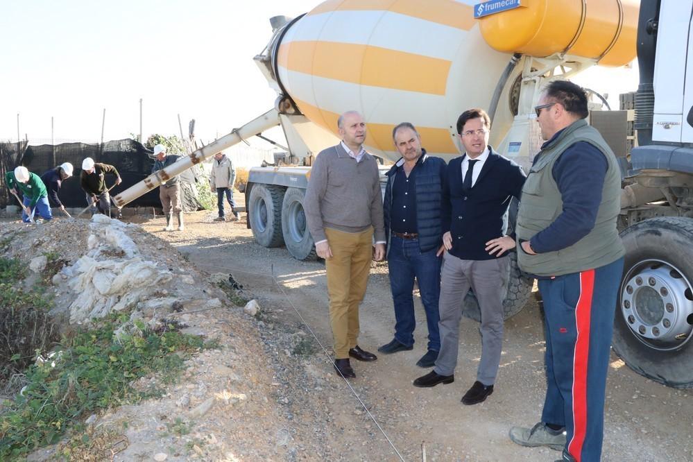 El Ayuntamiento de El Ejido pavimenta el camino del Cementerio de Balerma