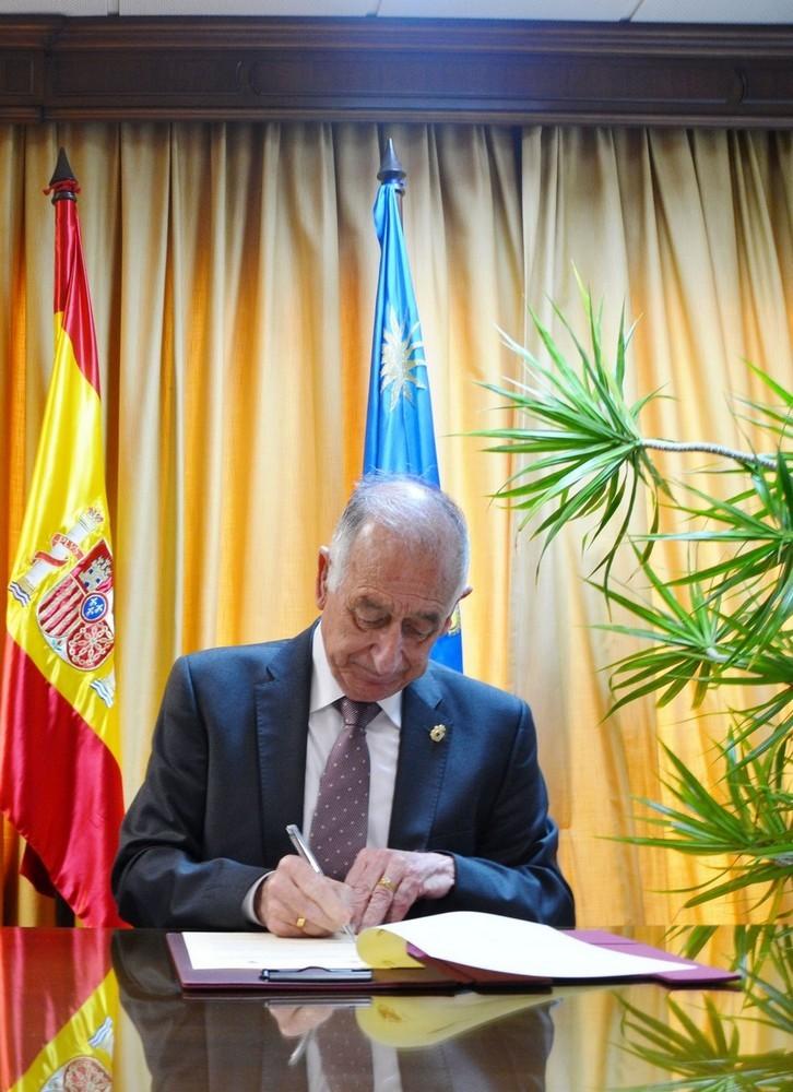 El alcalde de Roquetas de Mar firma los contratos de seis importantes obras por valor de casi nueve millones de euros