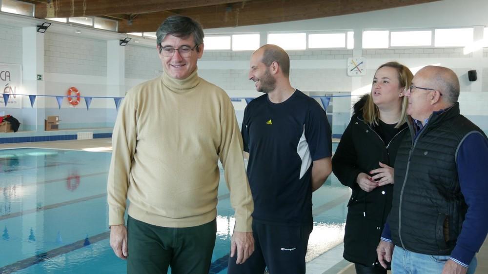 Cortés visita la recta final de las obras de la Piscina Municipal y anuncia mejoras en las tarifas