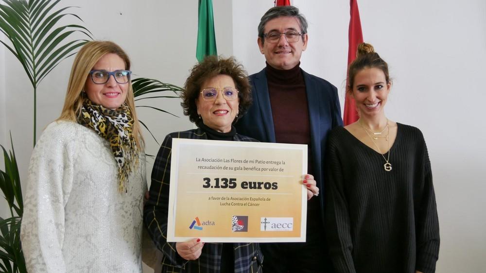 Las flores de mi patio hace entrega de más de 3.000 euros a la AECC