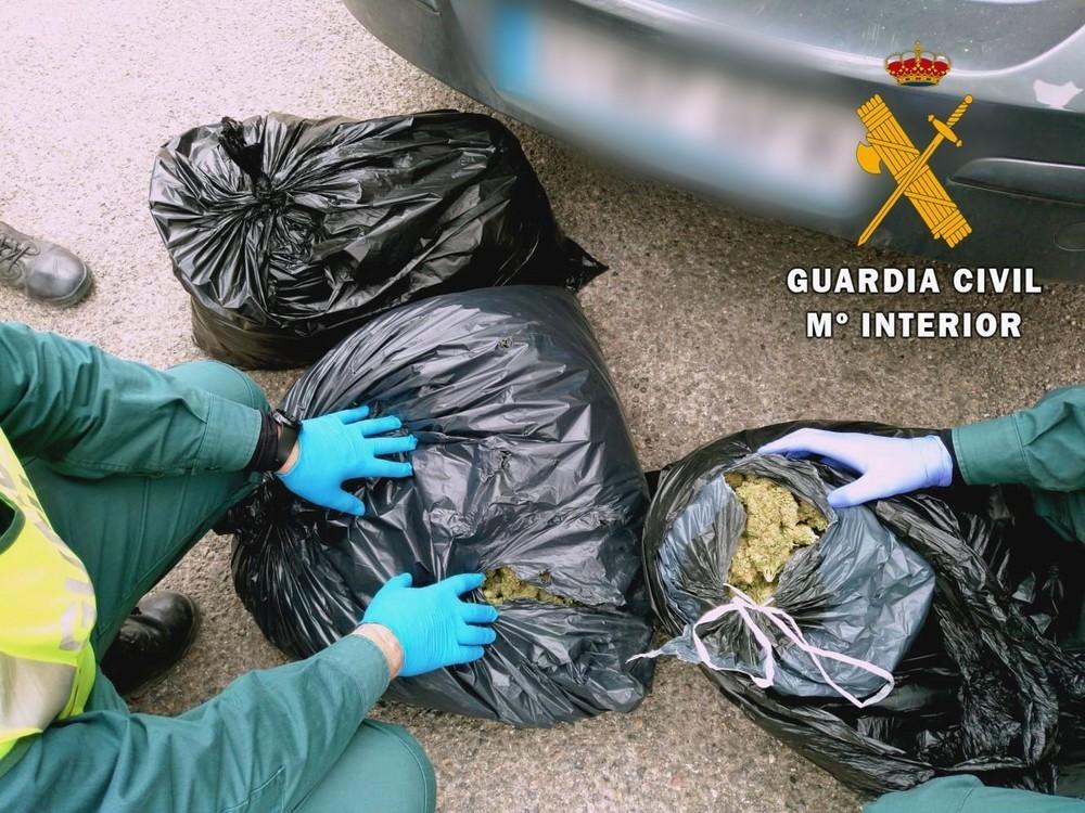 La Guardia Civil detiene a una persona que abandonó tres bolsas de marihuana en una retención por accidente en la A-7