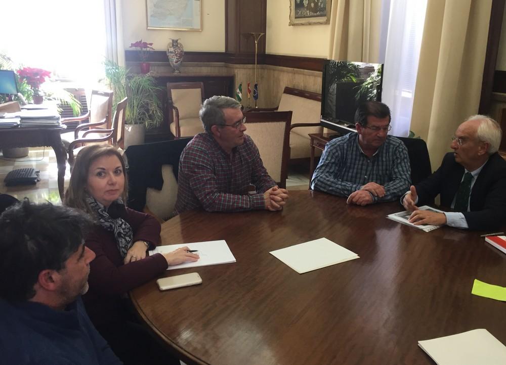 El portavoz del PSOE en El Ejido logra el compromiso del subdelegado del Gobierno  para frenar la regresión de la costa de Balerma