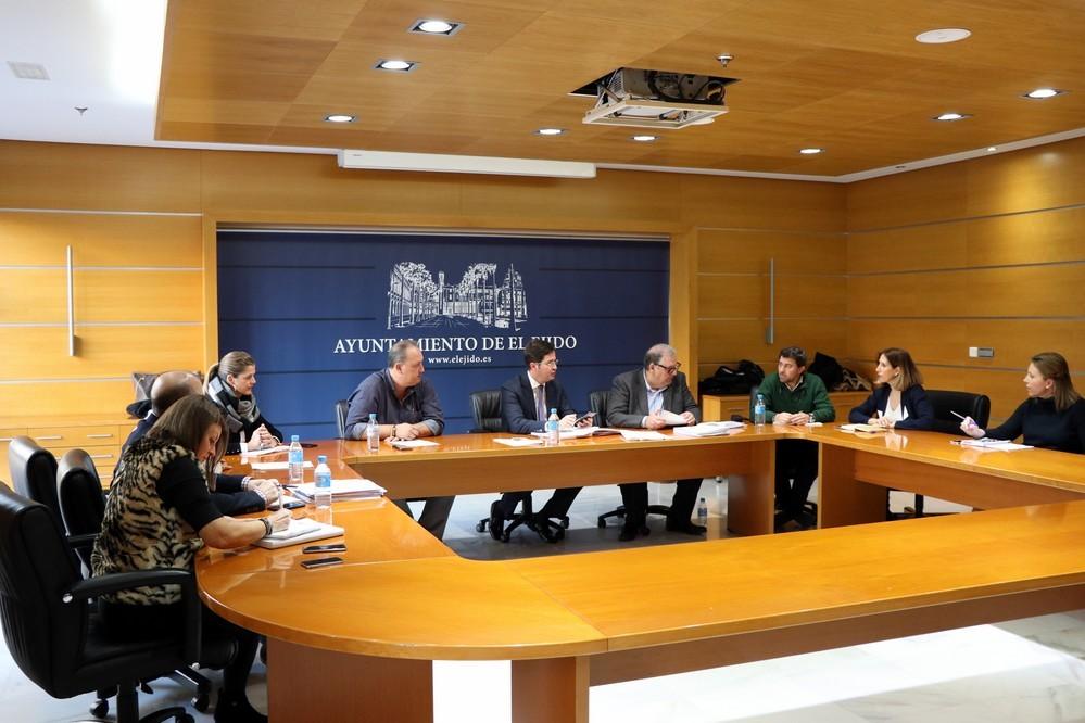 La construcción de una rotonda en la avenida El Treinta mejorará la distribución y fluidez del tráfico entre Santa María del Águila y El Ejido