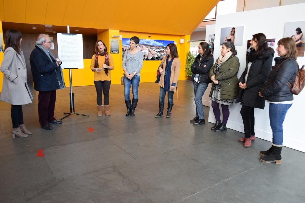 Lactalmería acerca a Vícar su exposición 'Mamar: mamá+amar' de la mano de la fotógrafa Belén Beltrán