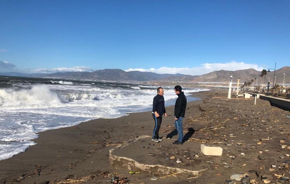 El alcalde de El Ejido comprueba el estado de la Playa de Balerma
