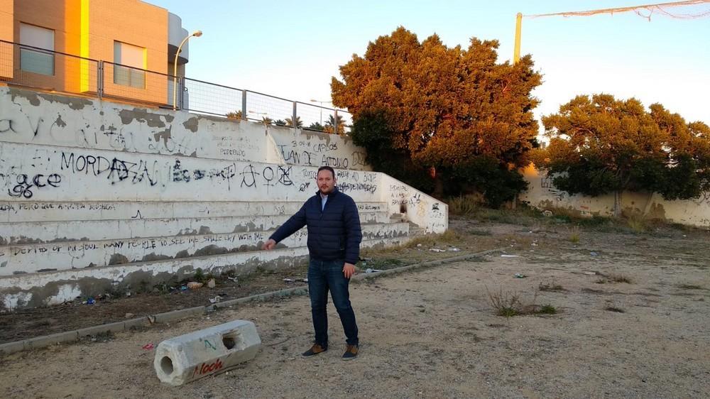 IU El Ejido reclama una limpieza y nuevas ideas para el antiguo campo de fútbol de La Aldeílla
