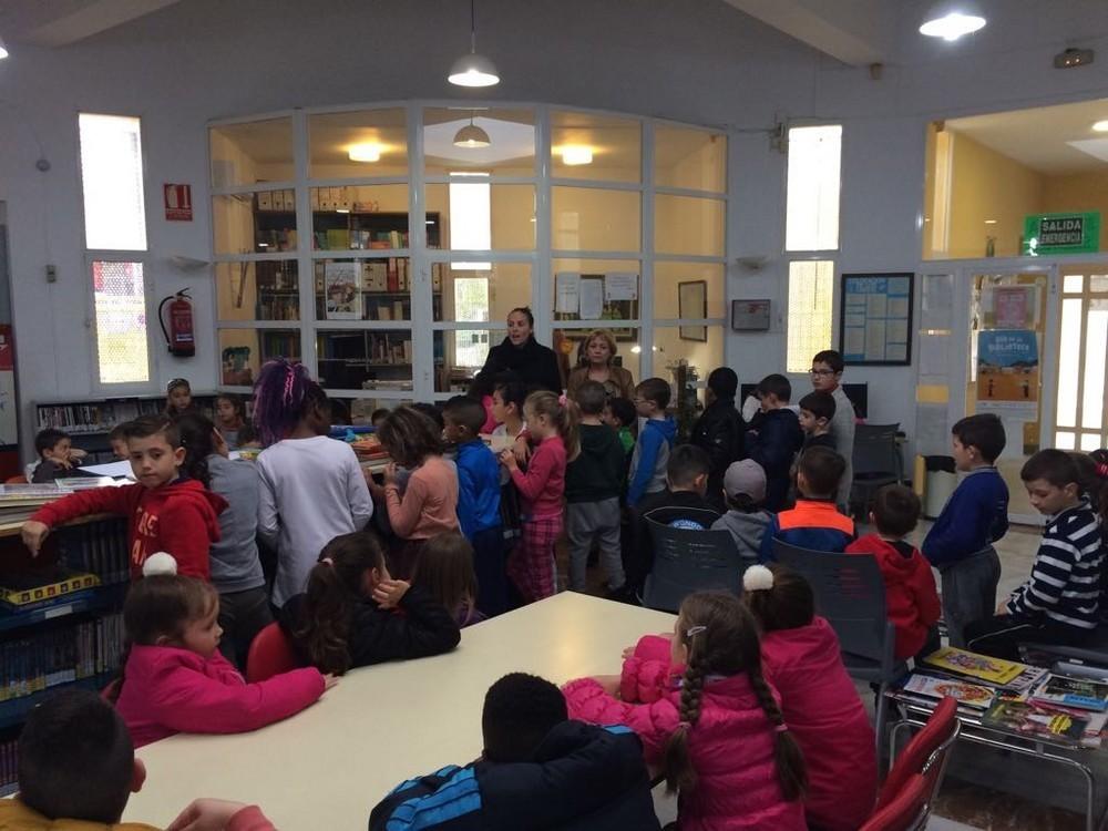 En marcha una nueva edición de 'Conoce tu pueblo' con la presentación a los centros educativos de Vícar del calendario e itinerarios ofertados