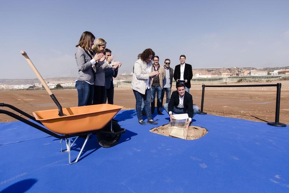 La Diputación pone la primera priedra del pabellon deportivo de Balanegra