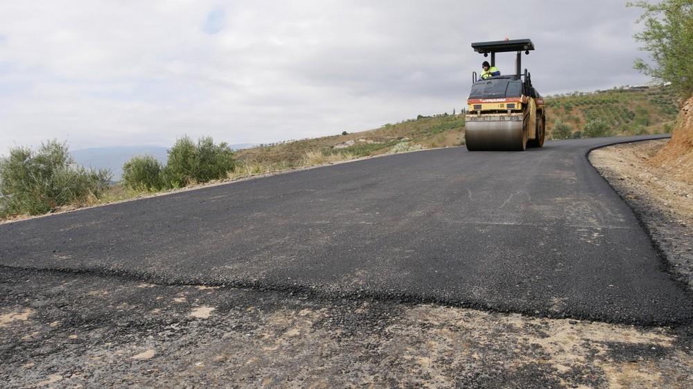 Manuel Cortés visita las obras de pavimentación del camino de El Trebolar