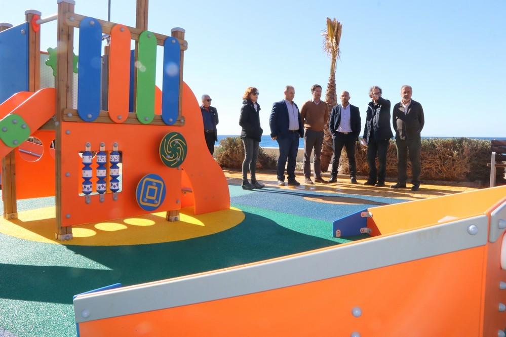 Balerma estrena parque en el Paseo Marítimo muy funcional, con gran diversidad de juegos y con un diseño acorde al entorno marinero